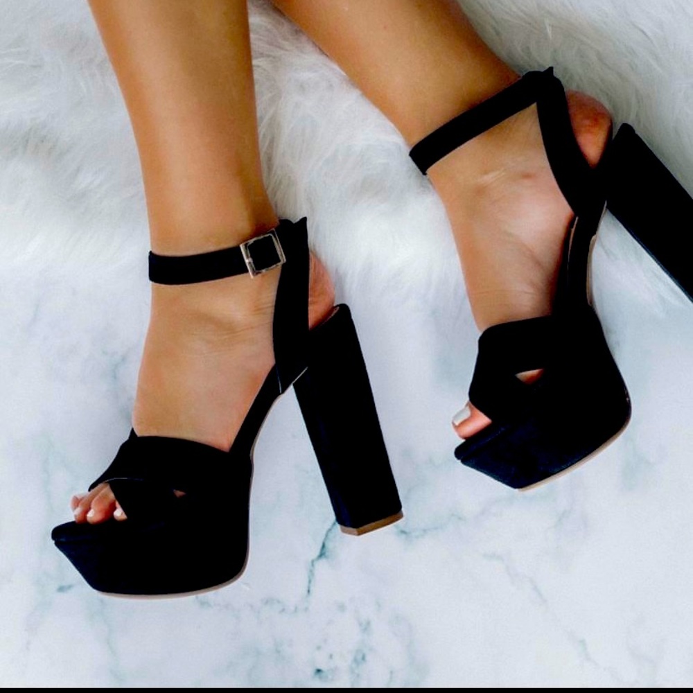 Heeled black sandals